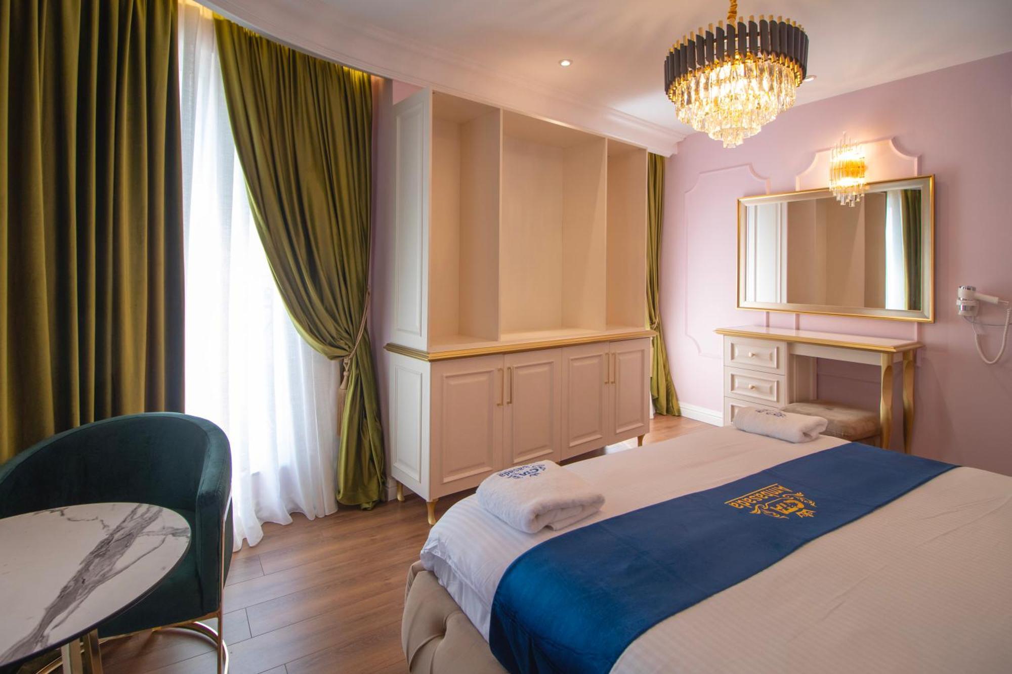 Ambasada Qta Hotel